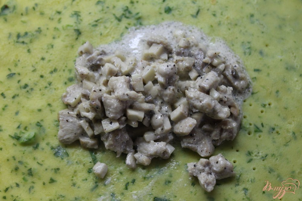 Фото приготовление рецепта: Шпинатные блинчики с курицей и грибами шаг №8