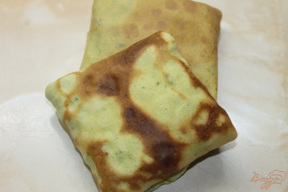 Фото приготовление рецепта: Шпинатные блинчики с курицей и грибами шаг №9