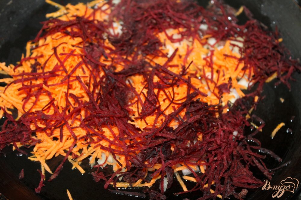 Фото приготовление рецепта: Борщ с курицей и куриными желудочками шаг №3