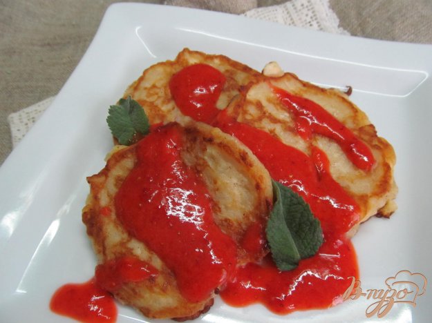 фото рецепта: Сырники с рисом под клубничным соусом