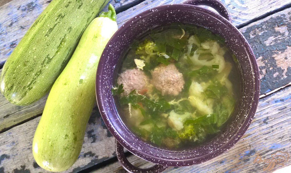 Суп с брокколи, цветной капустой и говяжьими фрикадельками Суп с брокколи, цветной капустой и говяжьими фрикадельками
