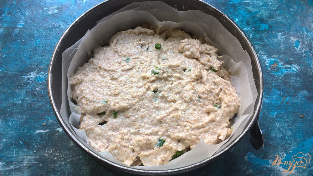 Фото приготовление рецепта: Пирог без муки с курицей и грибами шаг №8