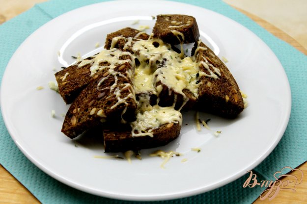 фото рецепта: Гренки с сыром, чесноком и тимьяном к пиву