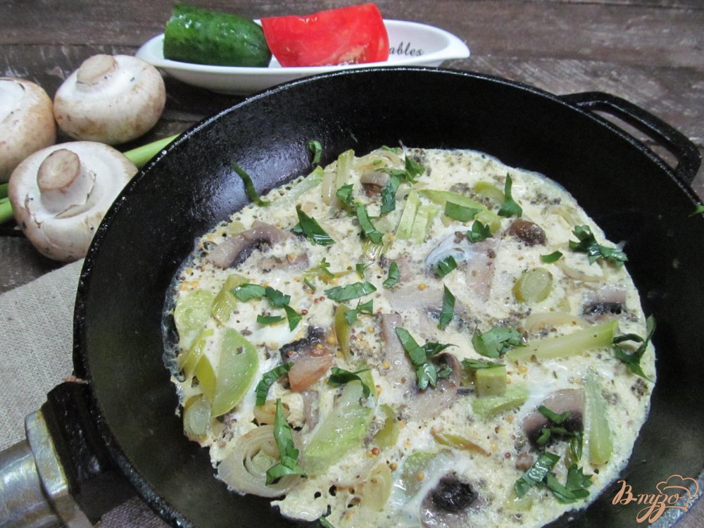 Фото приготовление рецепта: Омлет с луком-порей кабачком и грибами шаг №5
