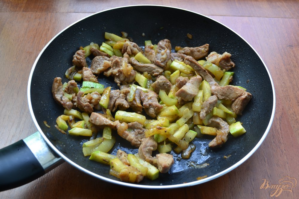 Свинина жареная с кабачками Свинина жареная с кабачками