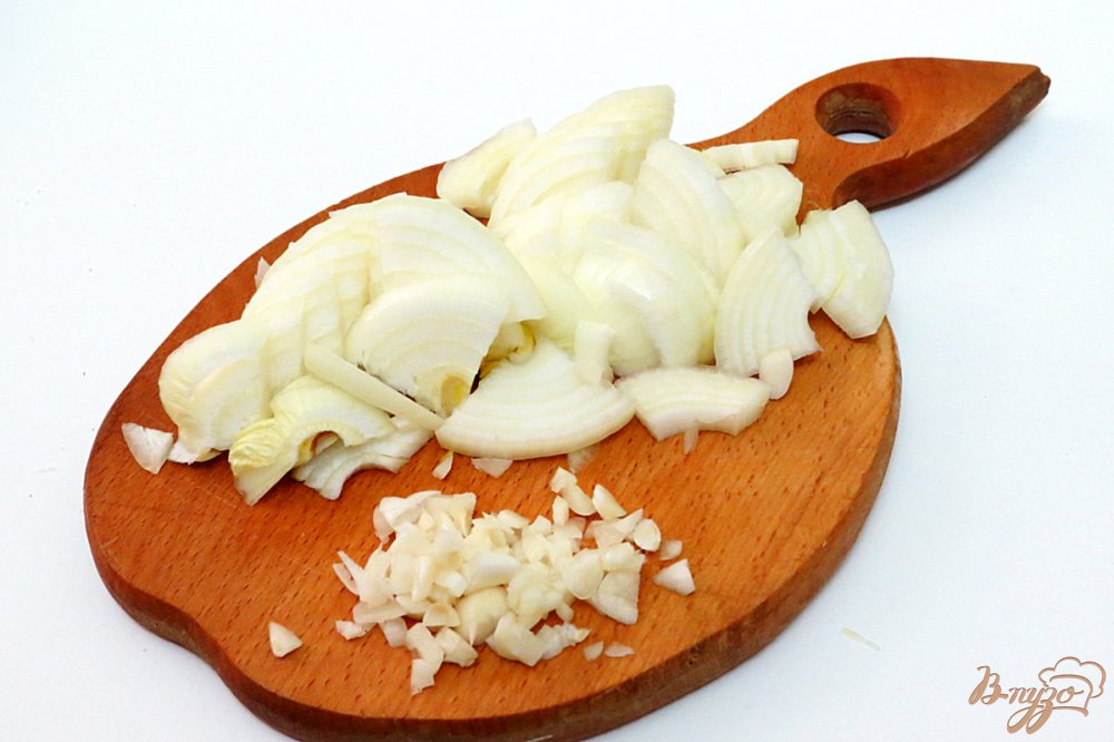 Куриные бёдра с луком и помидорами Куриные бёдра с луком и помидорами