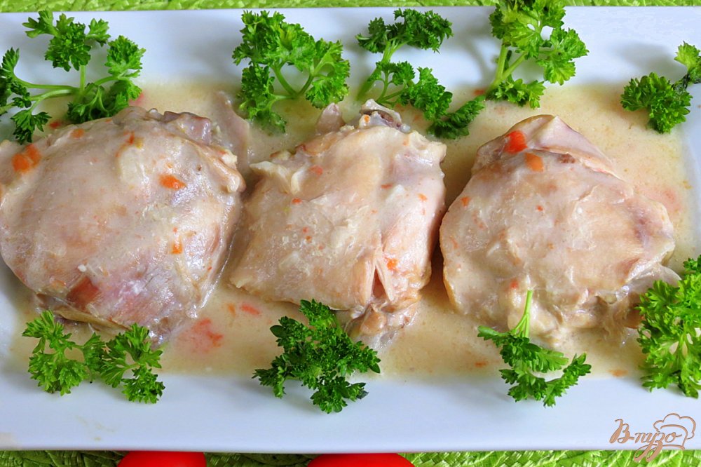 Куриные бёдра с луком и помидорами Куриные бёдра с луком и помидорами