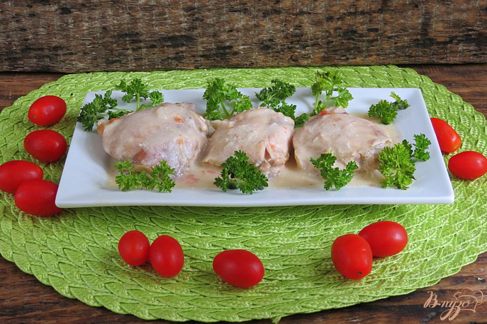 Куриные бёдра с луком и помидорами Куриные бёдра с луком и помидорами