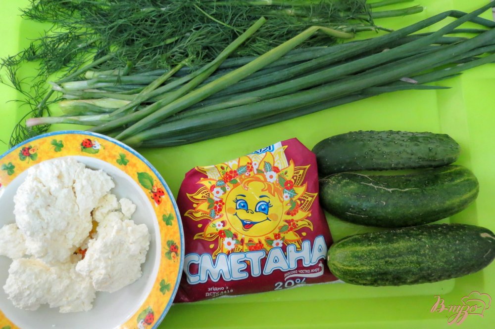 Фото приготовление рецепта: Салат из творога с зелёным луком и огурцами шаг №1