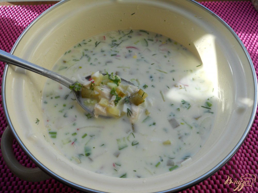 Фото приготовление рецепта: Окрошка с курицей и маринованными огурцами шаг №5