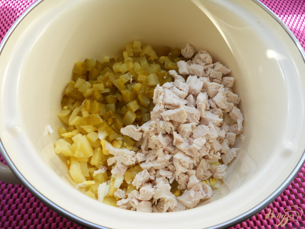 Фото приготовление рецепта: Окрошка с курицей и маринованными огурцами шаг №2