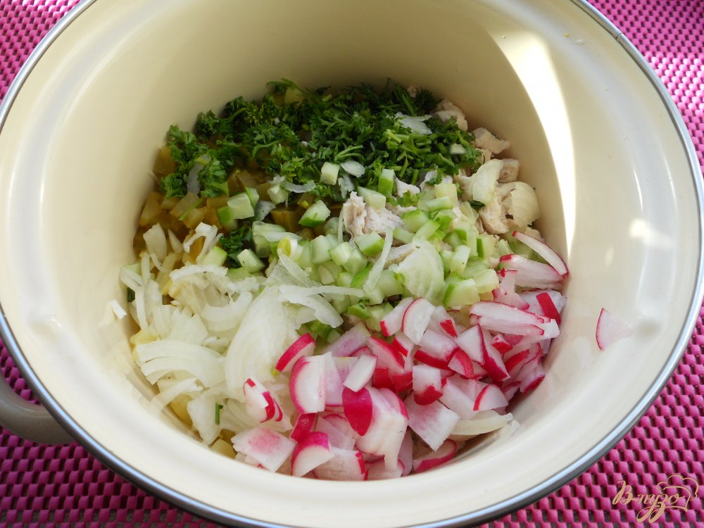 Фото приготовление рецепта: Окрошка с курицей и маринованными огурцами шаг №3