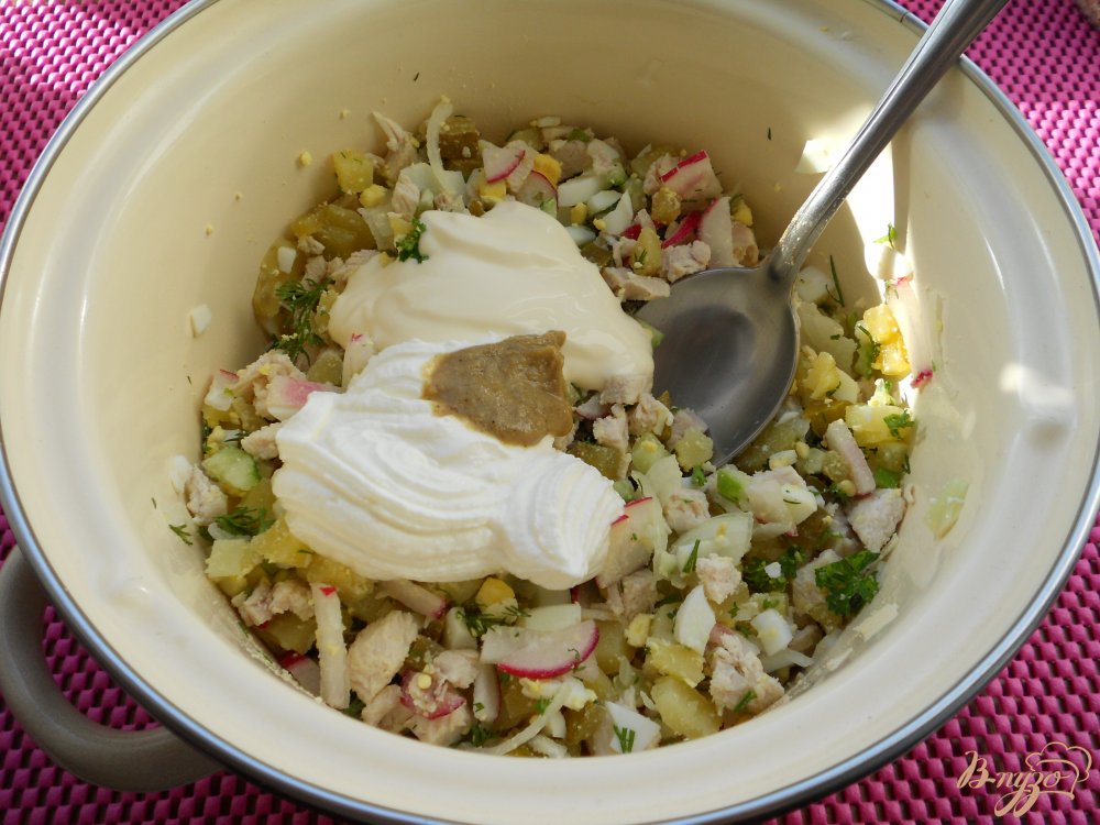 Фото приготовление рецепта: Окрошка с курицей и маринованными огурцами шаг №4