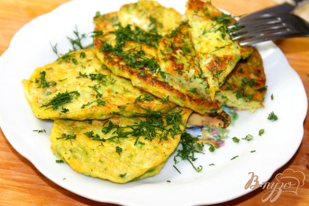 фото рецепта: Кабачковые оладьи с сыром и зеленью