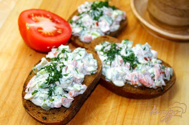 фото рецепта: Гренки с овощами и сметанным соусом