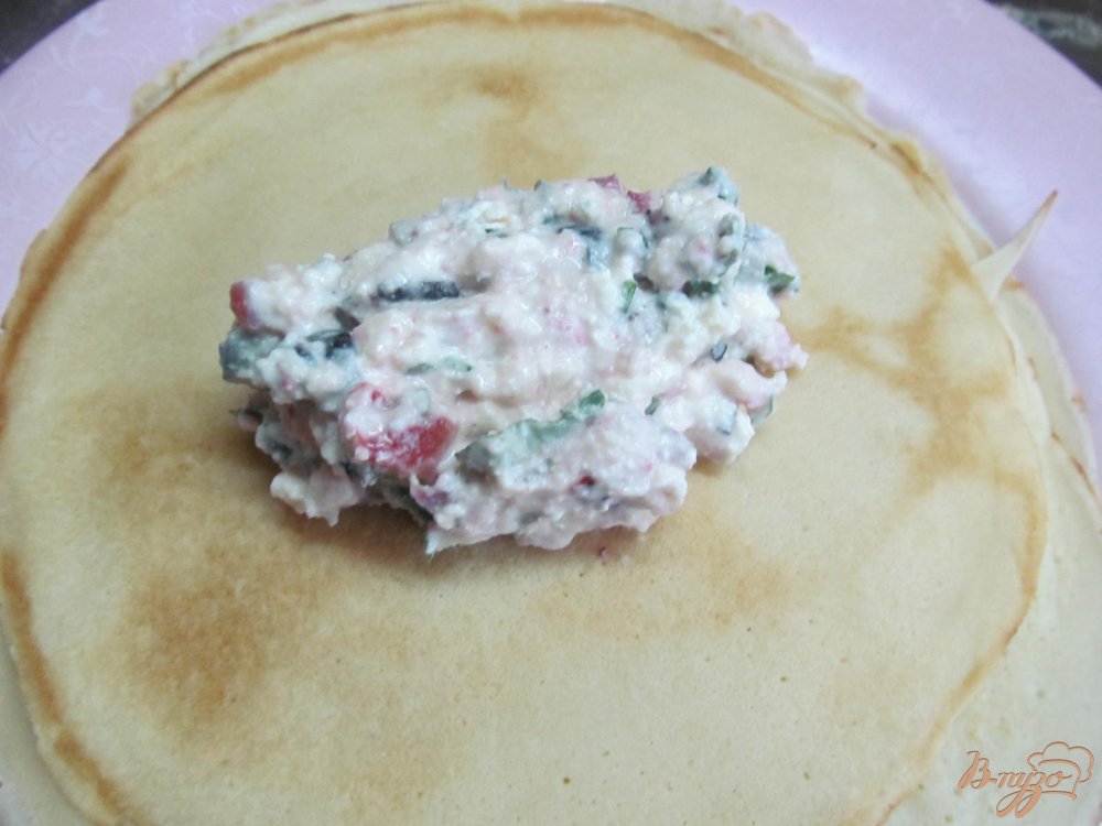 Фото приготовление рецепта: Блины с начинкой из брынзы с клубникой и оливками шаг №6