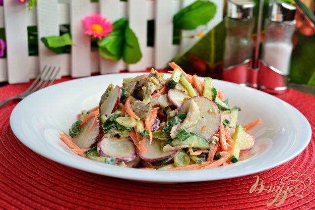 фото рецепта: Салат из моркови с редисом, свежим огурцом и мясом