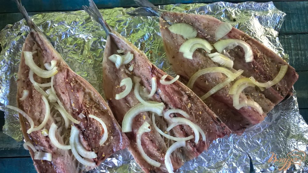 Скумбрия с луком на мангале Скумбрия с луком на мангале