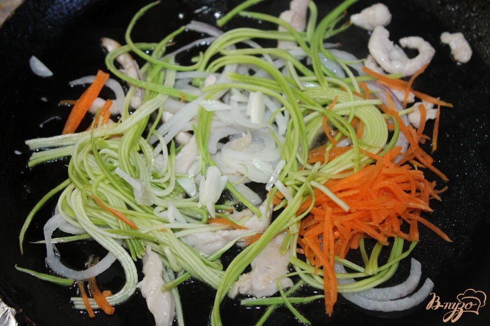 Фото приготовление рецепта: Молодой картофель с курицей и кабачками шаг №5