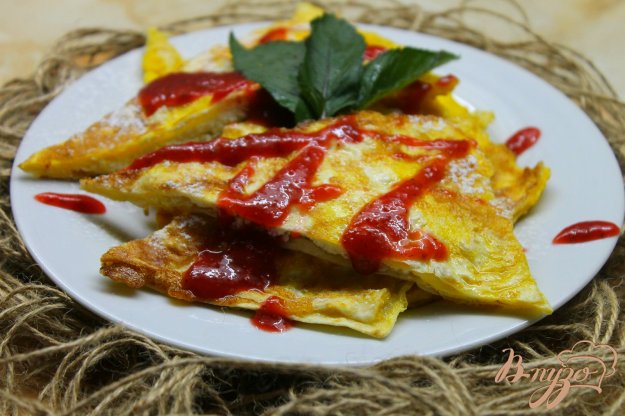 фото рецепта: Сладкий лаваш с творогом и клубничным соусом