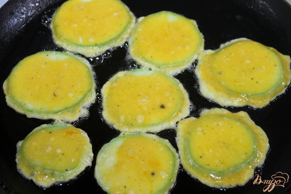 Фото приготовление рецепта: Кабачки с начинкой из курицы и моркови шаг №4