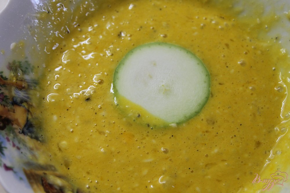 Фото приготовление рецепта: Кабачки с начинкой из курицы и моркови шаг №3