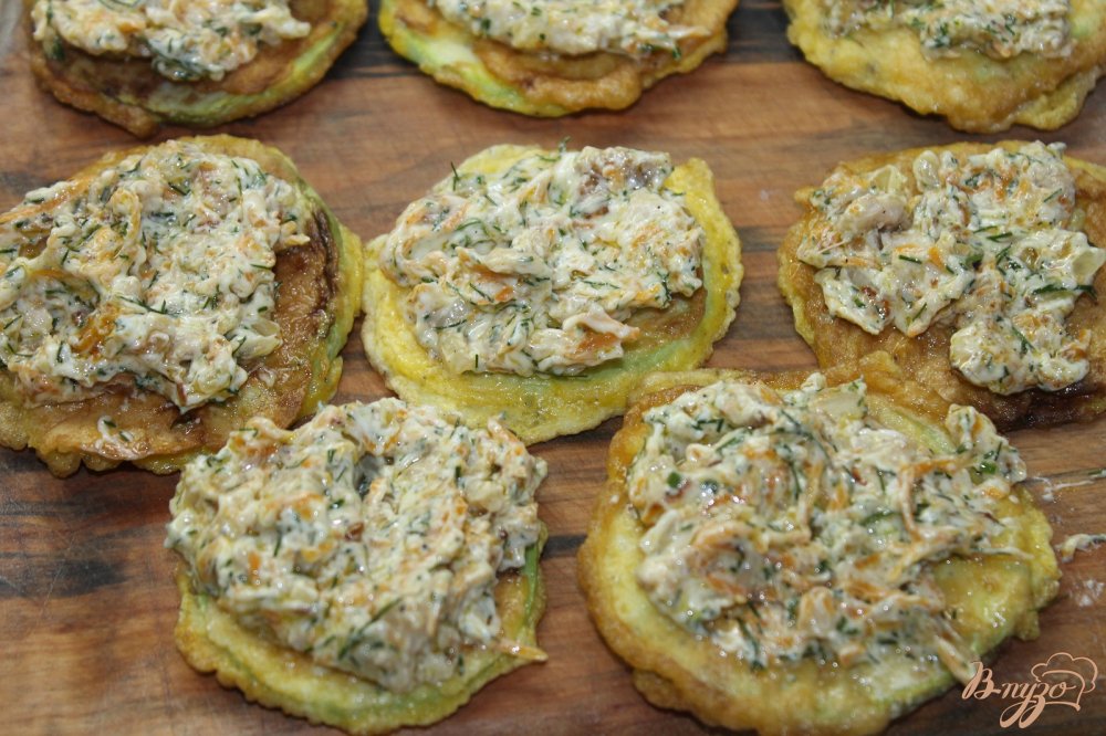 Фото приготовление рецепта: Кабачки с начинкой из курицы и моркови шаг №7