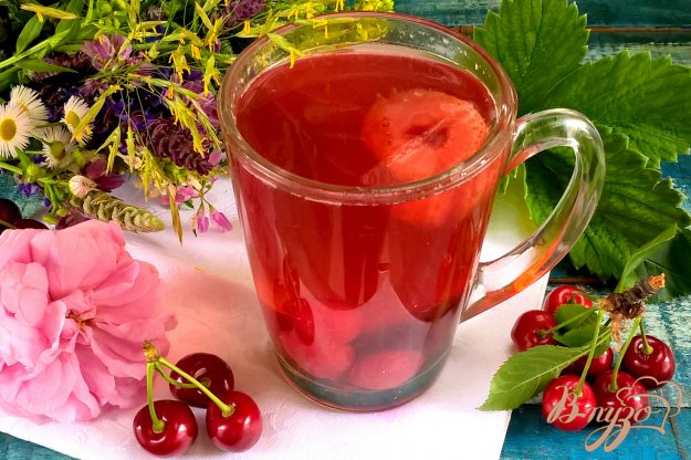 фото рецепта: Компот из клубники, черешни и слив