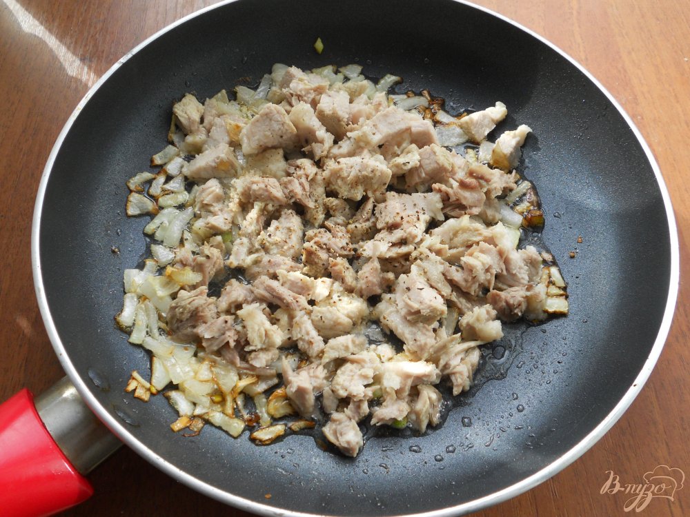 Фото приготовление рецепта: Жареные пирожки с картофелем и мясом шаг №3