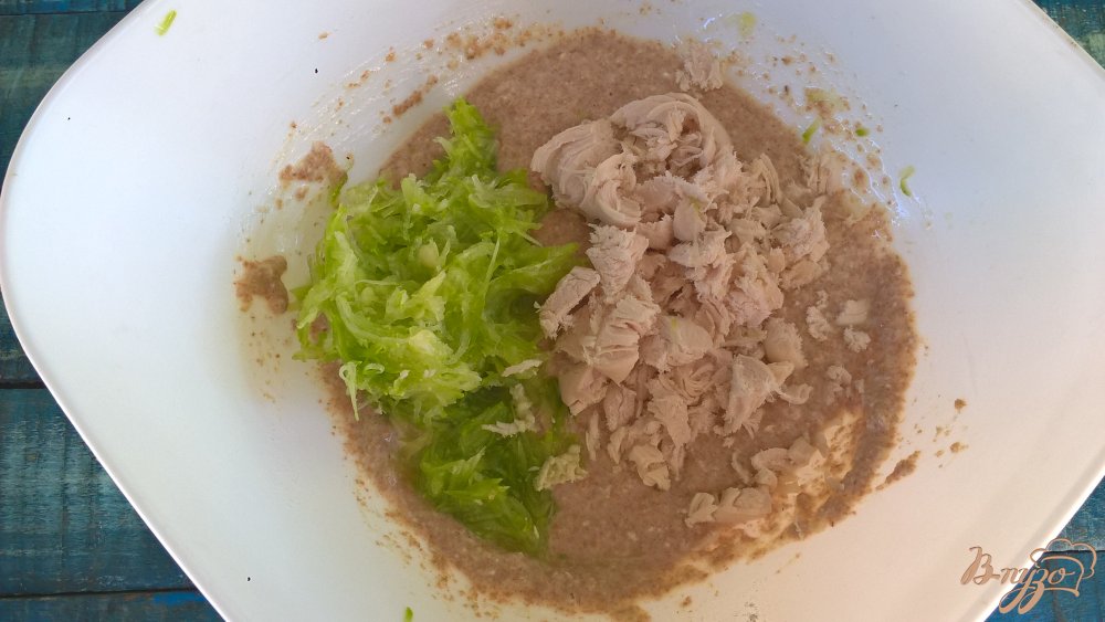 Фото приготовление рецепта: Ленивый пирог с кабачком и курицей на сковороде шаг №3