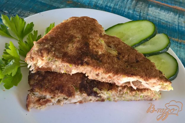 фото рецепта: Ленивый пирог с кабачком и курицей на сковороде