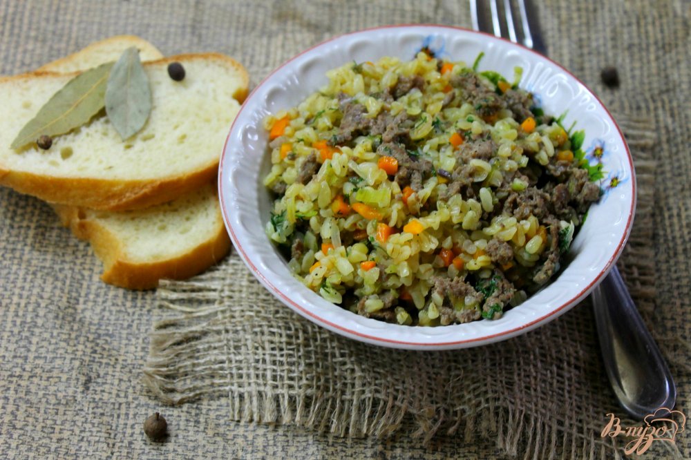 Фото приготовление рецепта: Булгур с овощами и мясным фаршем шаг №6
