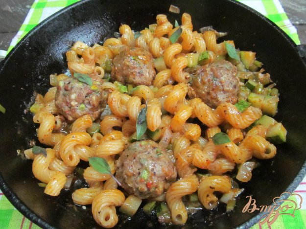 фото рецепта: Паста с фрикадельками и овощами