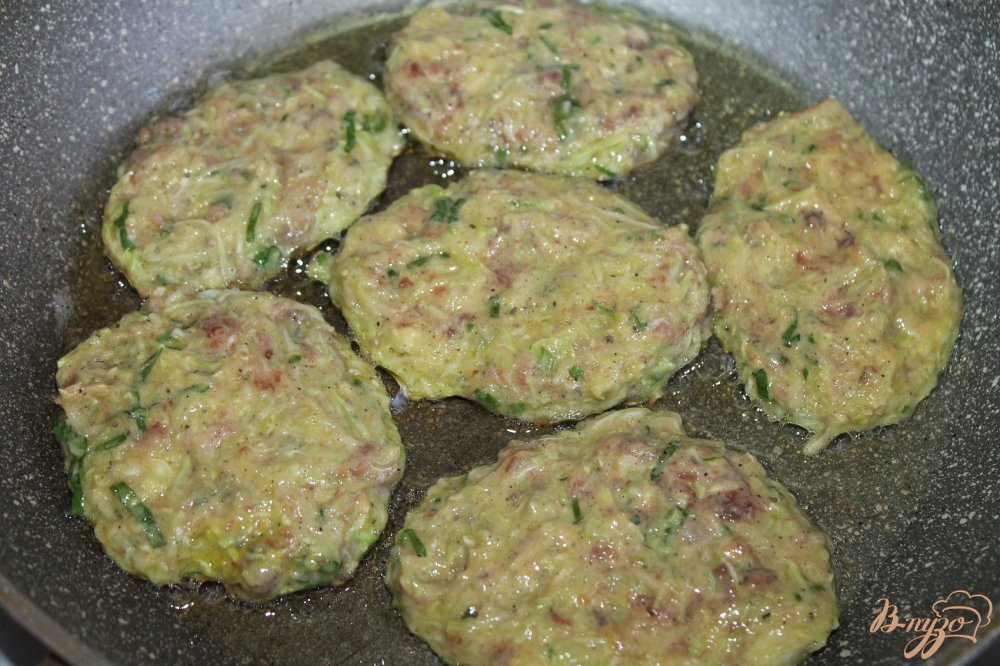 Фото приготовление рецепта: Оладьи из кабачка с мясом и шпинатом шаг №5