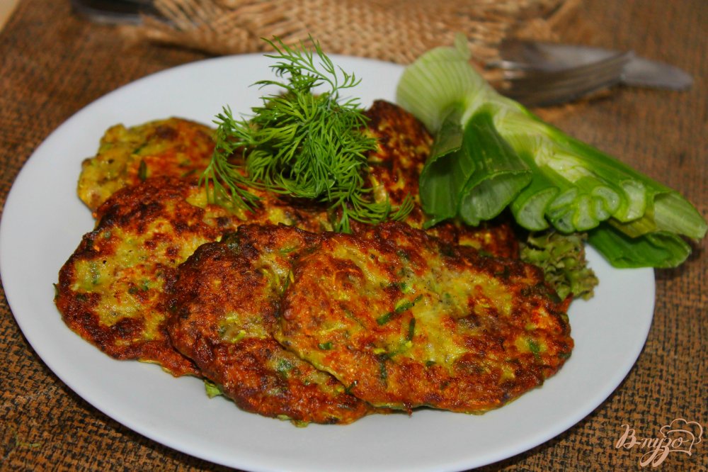 Фото приготовление рецепта: Оладьи из кабачка с мясом и шпинатом шаг №6