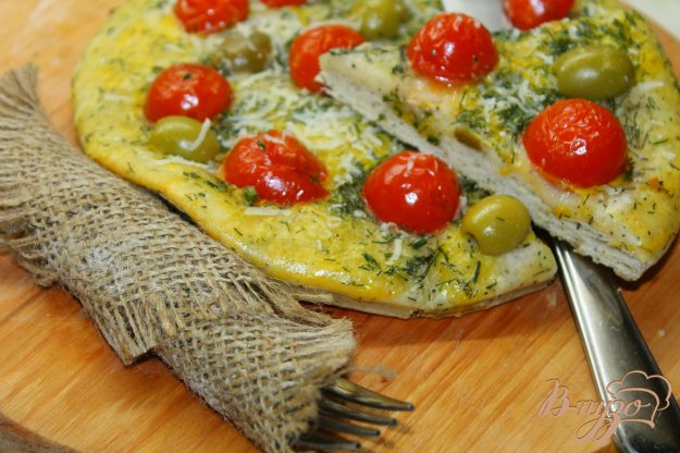 фото рецепта: Фокачча с зеленым соусом, помидорами черри и оливками