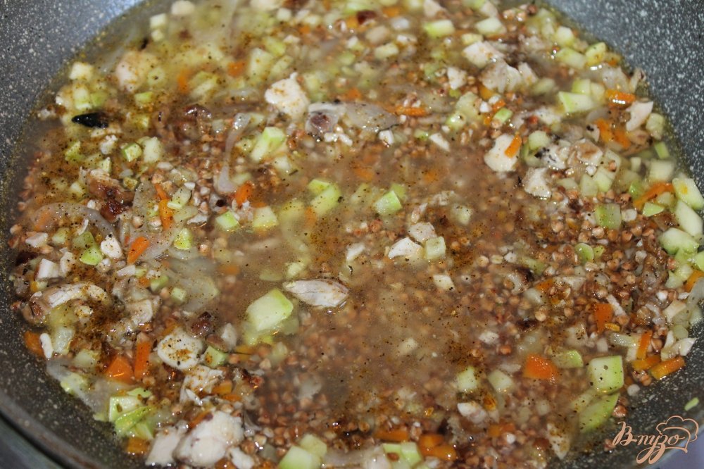 Фото приготовление рецепта: Гречневая каша с молодым кабачком и куриным мясом шаг №5
