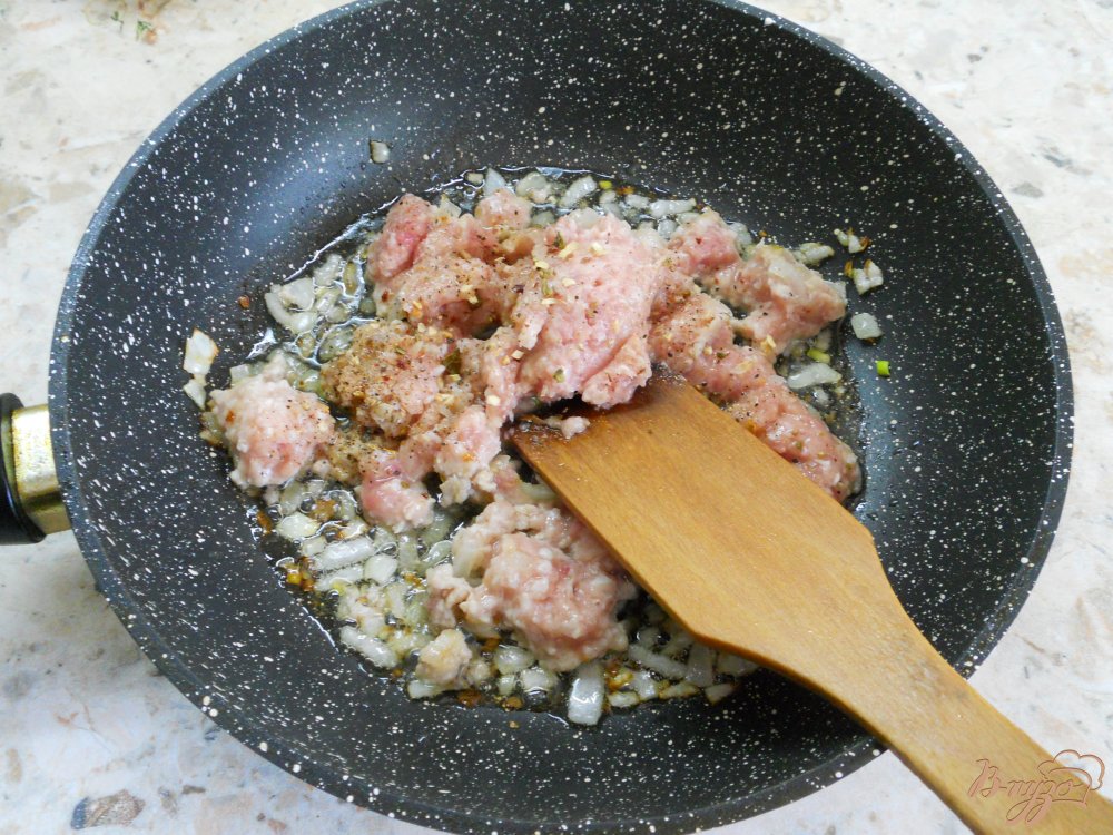 Фото приготовление рецепта: Картофельные лепешки с куриным фаршем и сыром шаг №2