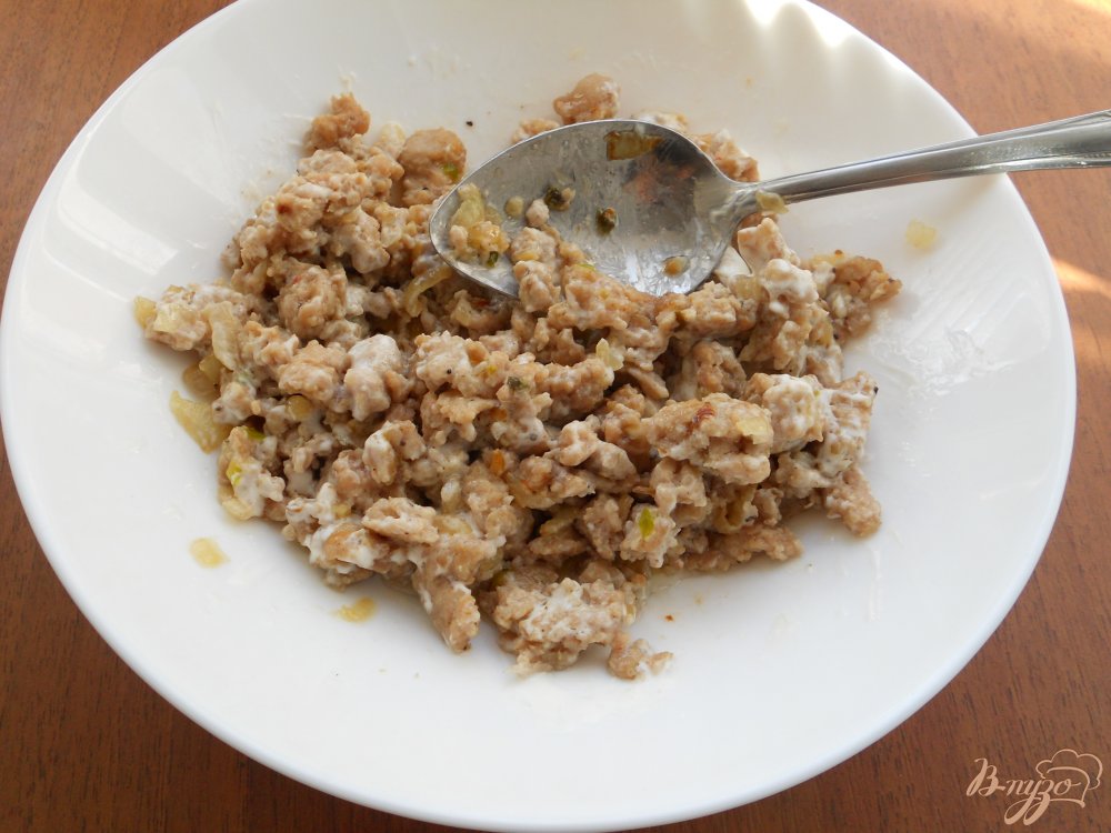 Фото приготовление рецепта: Картофельные лепешки с куриным фаршем и сыром шаг №3