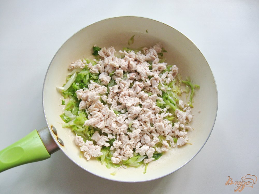 Фото приготовление рецепта: Пирог с молодой капустой и курицей шаг №3