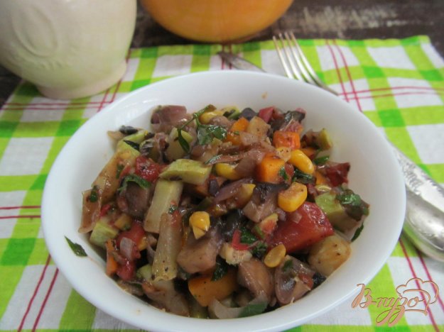 фото рецепта: Овощное соте с грибами и кукурузой