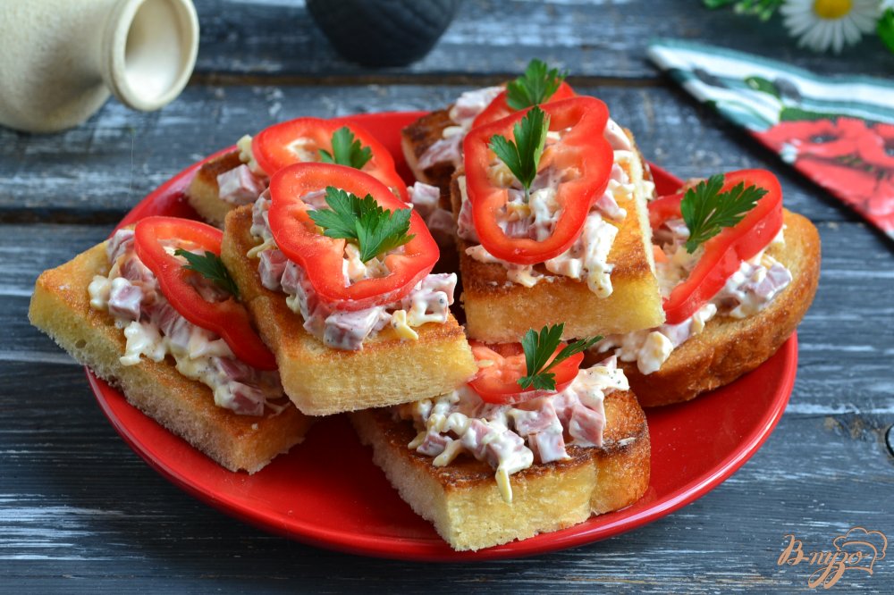 Гренки с сыром и колбасой Гренки с сыром и колбасой