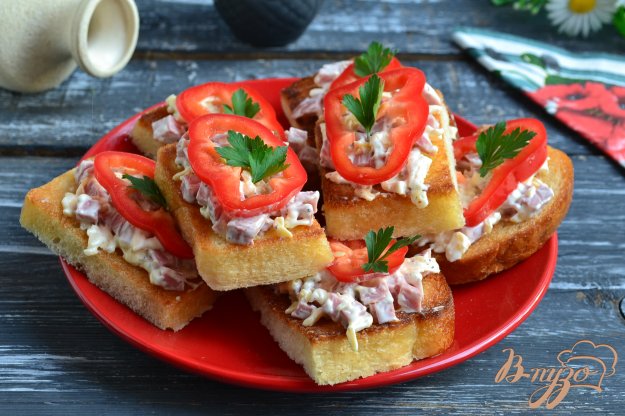 фото рецепта: Гренки с сыром и колбасой