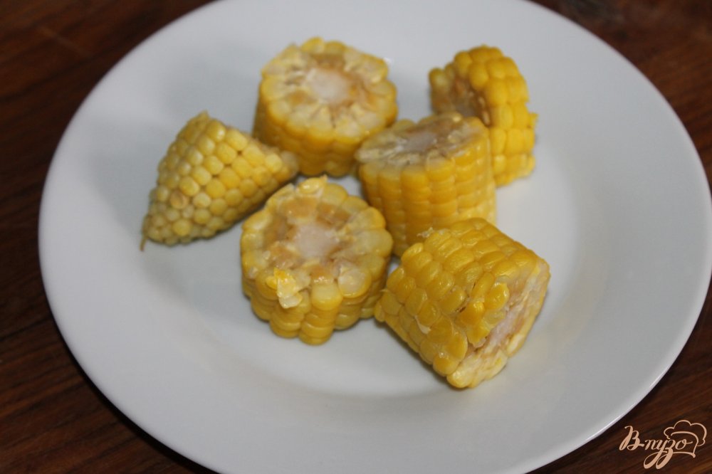 Фото приготовление рецепта: Молодая кукуруза с чесноком и соусом