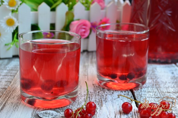 фото рецепта: Компот из красной и черной смородины