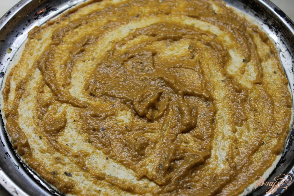 Фото приготовление рецепта: Домашняя пицца с мясными шариками и яйцом шаг №2