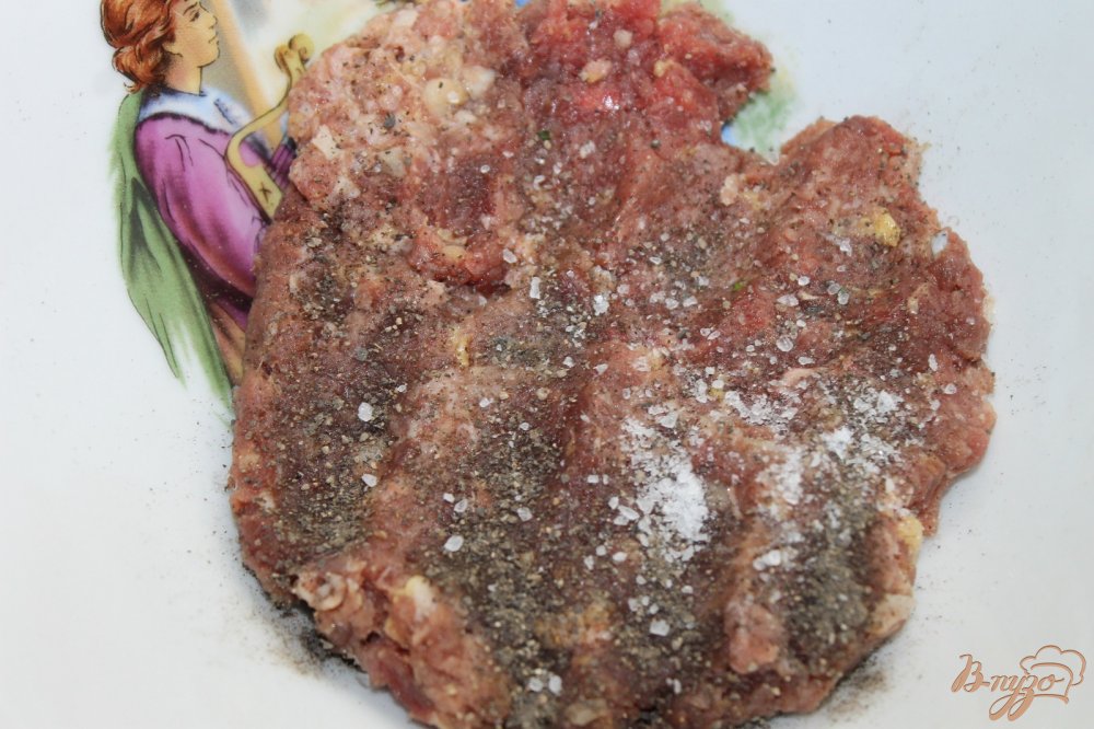 Фото приготовление рецепта: Домашняя пицца с мясными шариками и яйцом шаг №4