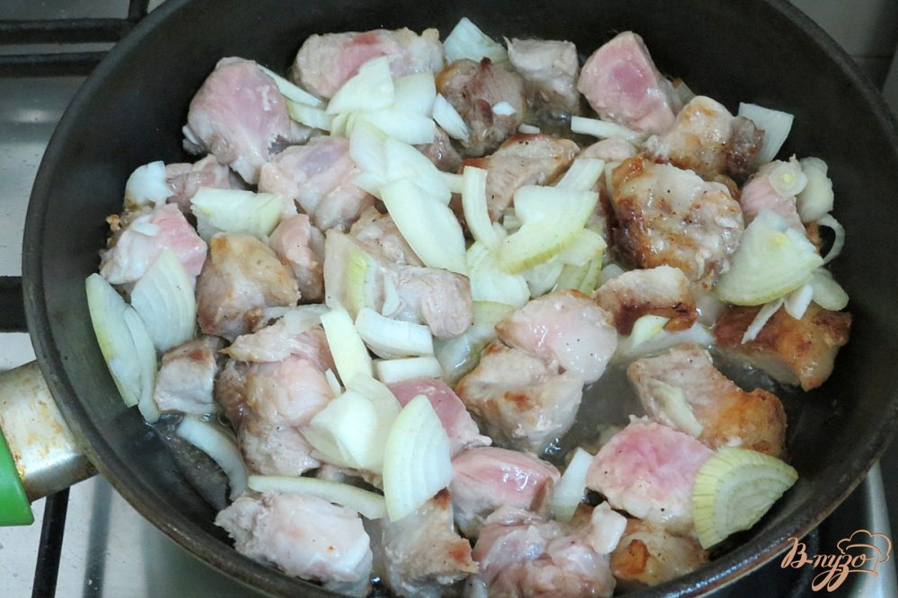 Фото приготовление рецепта: Капуста с мясом грибами и горошком шаг №3