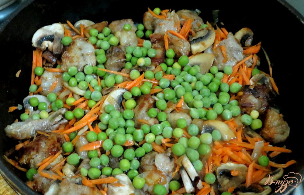 Фото приготовление рецепта: Капуста с мясом грибами и горошком шаг №9