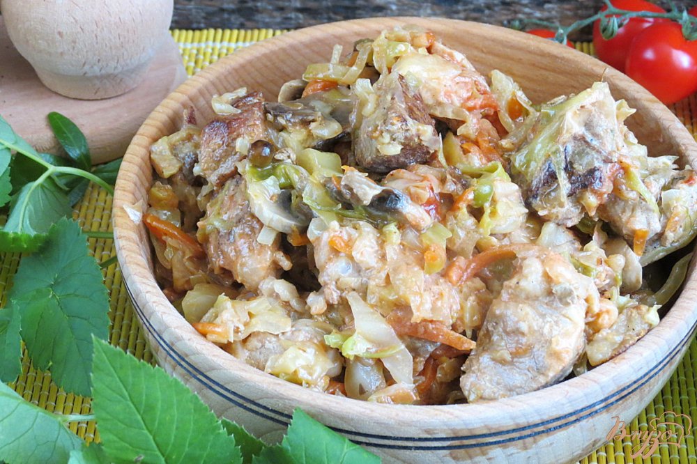 Фото приготовление рецепта: Капуста с мясом грибами и горошком шаг №12